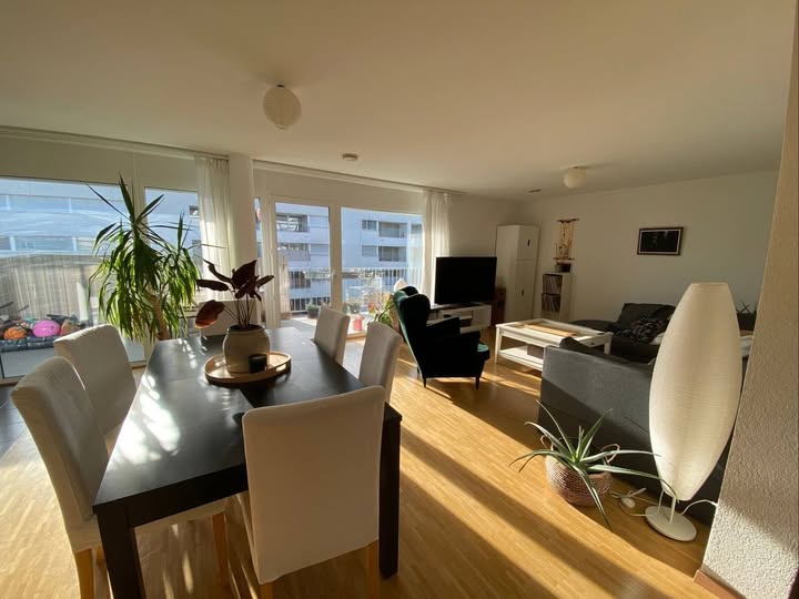 Grande chambre avec salle de bain privative en colocation – Vevey